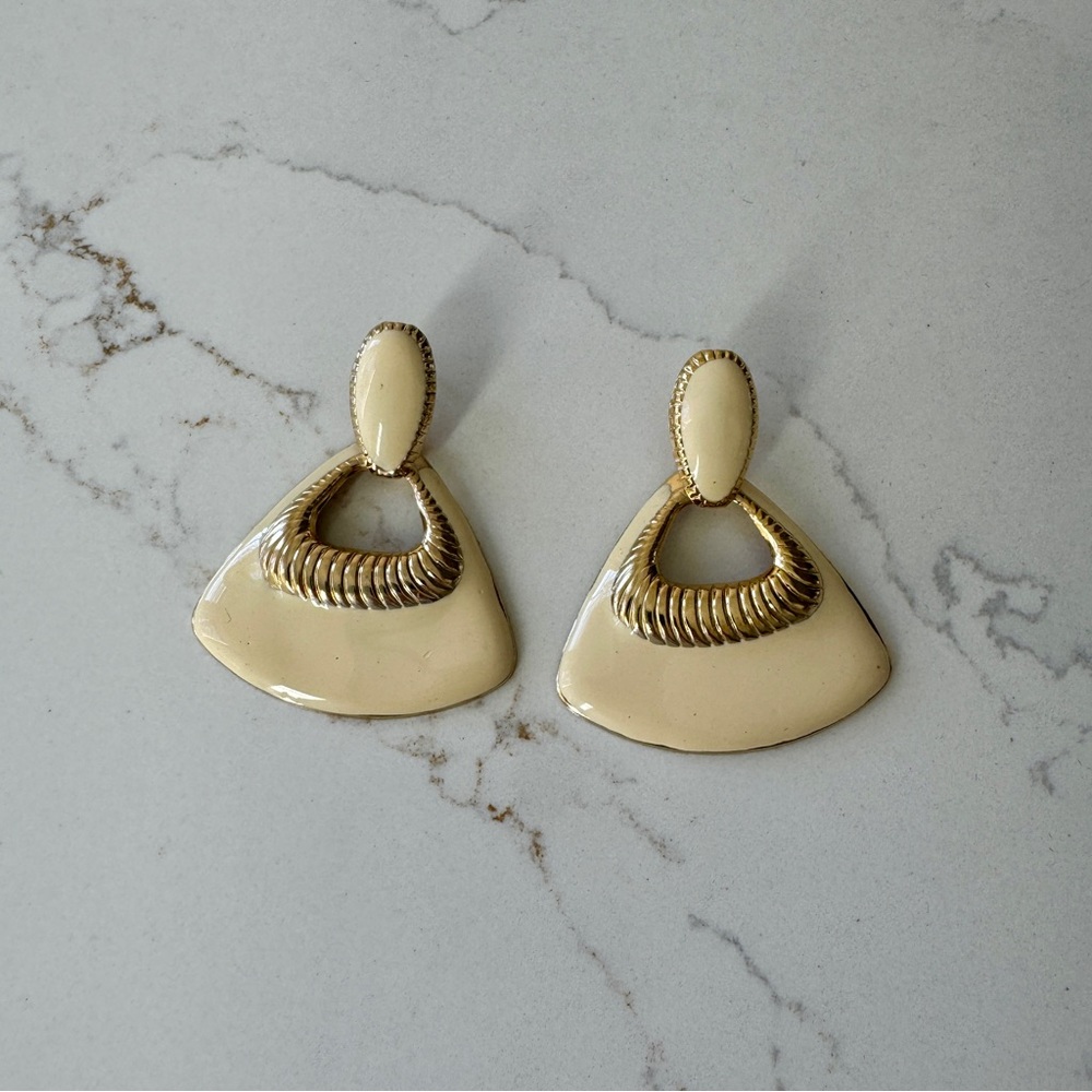 Vintage Mod Enamel Textured Gold Tone Edge Earrings - Picture 8 of 13